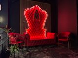 une chaise rouge et deux chaises rouges dans une pièce