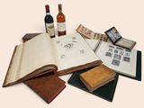 de nombreux livres et bouteilles de vin sur la table