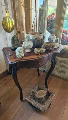 une table sur laquelle sont posés plusieurs objets