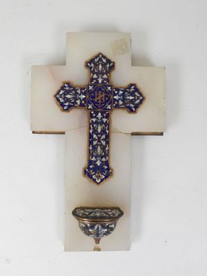 une croix accrochée au mur, à côté d'un anneau accroché au mur