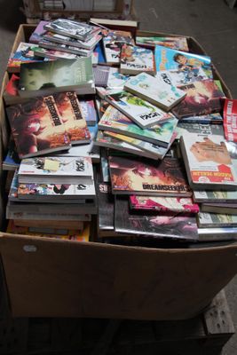une boîte remplie de DVD posée sur un carton