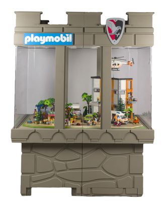 une vitrine Playmobil contenant un bâtiment à l'intérieur