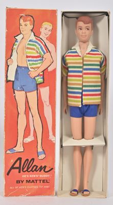 une image représentant une poupée dans une boîte, avec un homme en chemise rayée