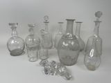 un grand nombre de bouteilles en verre posées sur une table