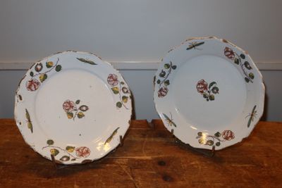 deux assiettes ornées de motifs floraux, posées sur une table en bois
