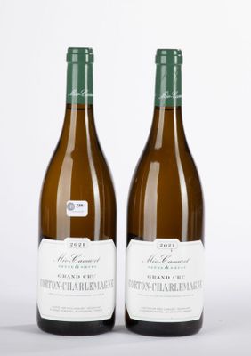deux bouteilles de vin posées l'une à côté de l'autre sur une surface blanche