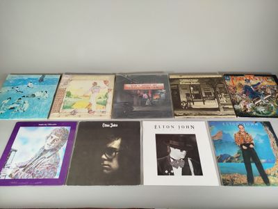 beaucoup de disques posés sur une table