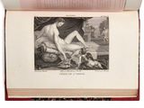 une photo d'une femme nue assise sur un lit avec un chien