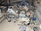 un tas de bric-à-brac dans une pièce remplie de cartons