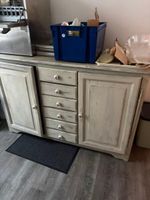 1 lot de mobilier comprenant 1 buffet en bois et 1 meuble d'… (photo 2)