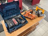 une boîte à outils contenant des outils, posée sur une table dans une pièce