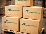 des cartons empilés sur une palette dans un entrepôt, avec des palettes en arrière-plan
