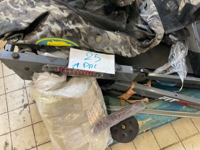 un sac posé sur un chariot à bagages