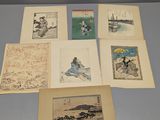 plusieurs anciennes estampes japonaises posées sur une table dans une pièce