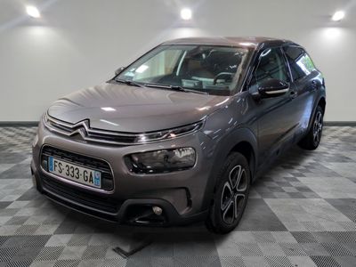 la citrole grise est garée dans le garage sur un sol en damier