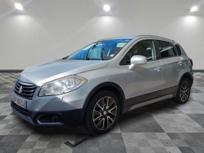 la photo d'une voiture argentée garée dans un garage