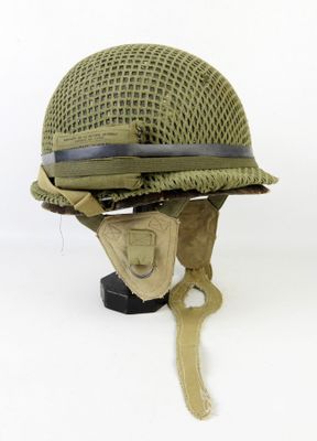 un vieux casque militaire muni d'une visière, sur fond blanc