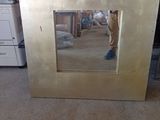 une photo d'une photo d'un chien qui se regarde dans un miroir