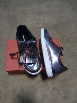 une paire de chaussures qui se trouve sur le dessus d'une boîte