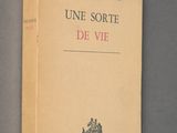 the cover of the book une sorte de vie is on a gray surface