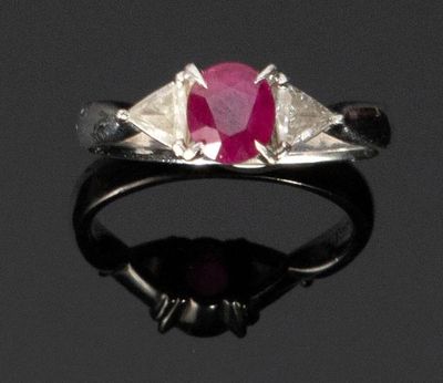 un gros plan d'une bague sertie d'une pierre rose