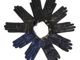 un ensemble de gants en cuir noir disposés en cercle sur un fond blanc