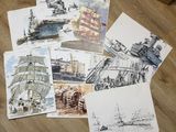 un lot de cartes posées sur une table