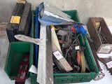 une pile d'objets assortis sur une table