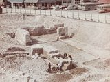 une vieille photo d'un chantier au cœur d'une ville