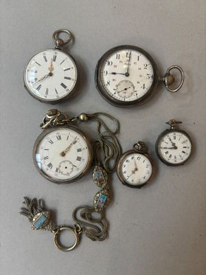 de nombreux modèles différents de montres de poche exposés sur la table
