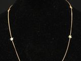 un collier avec une étoile en or sur un mannequin