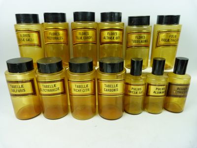 Plusieurs flacons de parfum sont alignés sur une surface blanche