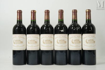 six bouteilles de vin rouge alignées