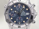 un gros plan d'une montre au cadran bleu