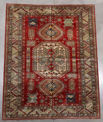 un tapis rouge orné d'un médaillon