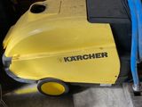 une machine jaune posée sur le sol
