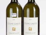 deux bouteilles de vin posées l'une à côté de l'autre sur une surface blanche