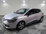 la voiture blanche est garée dans le garage sur un sol en damier