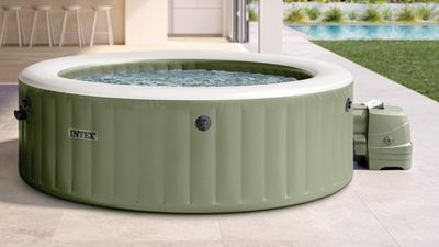 un jacuzzi gonflable installé sur une terrasse à côté d'une piscine