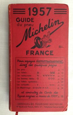 un livre rouge posé sur une table blanche