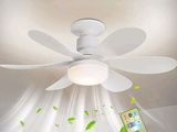 un ventilateur de plafond blanc équipé d'une télécommande dans une pièce