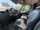 vue de l'intérieur d'une camionnette avec le siège conducteur relevé