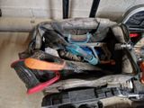 un sac contenant des outils, posé par terre