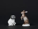 deux figurines représentant un lapin et un chien sur un fond noir