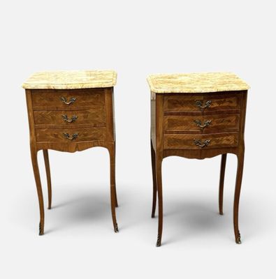 paire de tables de chevet de style Louis XV à plateau en marbre
