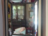 un grand miroir accroché au mur au-dessus d'une baignoire