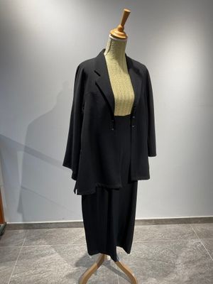 YOHJI YAMAMOTO Tailleur en laine noir, comprenant une salope…