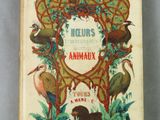 un vieux livre posé sur une table décorée d'oiseaux