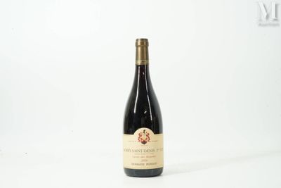 une bouteille de vin posée sur une table