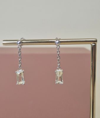 boucles d'oreilles en métal plaqué argent ornées de pierres en cristal transparent suspendues